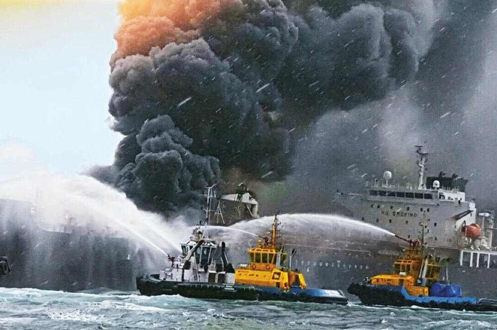 Pemex explicó que las manchas grasosas alrededor de la embarcación se debían a las espumas utilizadas para sofocar el fuego y aseguró que estaban listos 3 mil metros lineales de barrera de contención en caso de un derrame (EFE)