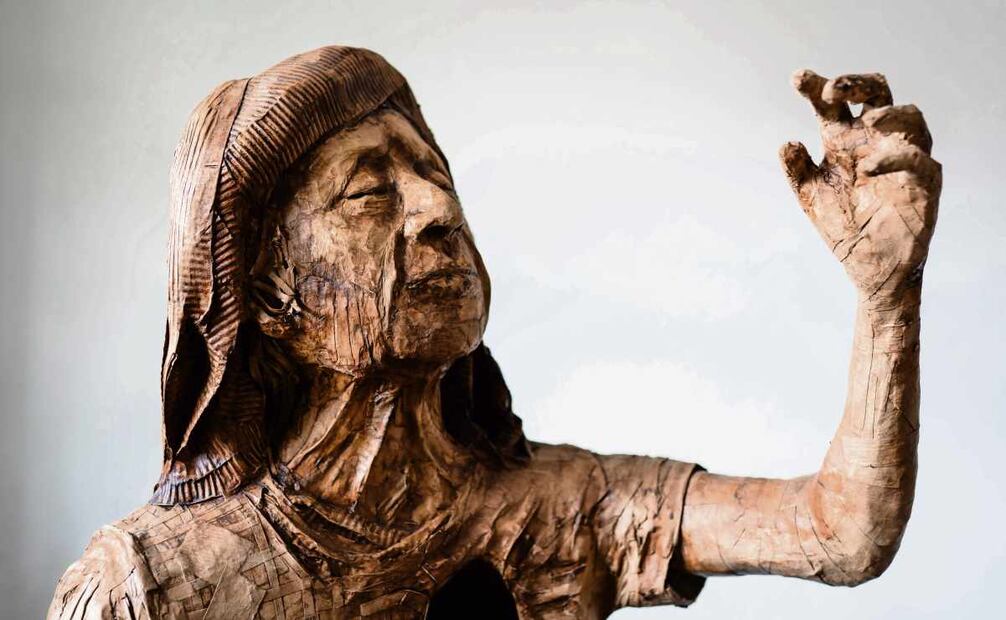 Representar en sus obras de arte a las comunidades indígenas y a los ancianos, es un gusto para el creador 19 de enero. Foto: Mario Arturo Martínez / EL UNIVERSAL