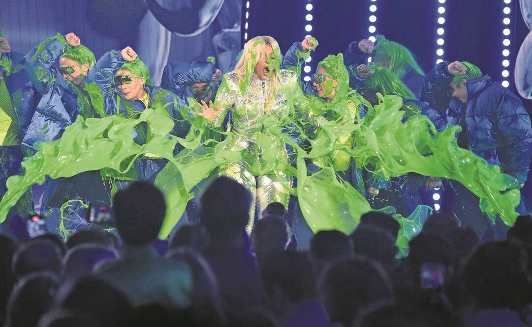 Bebe Rexha abrió el show y recibió su baño verde. Foto:  AP/ AFP