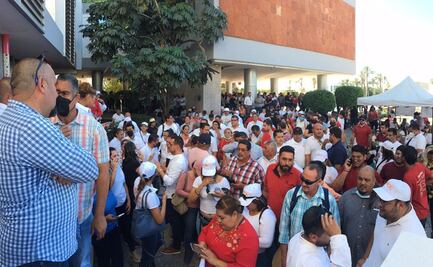 Con gritos de “¡ya basta!”, maestros reciben a AMLO en BCS y exigen justicia laboral 