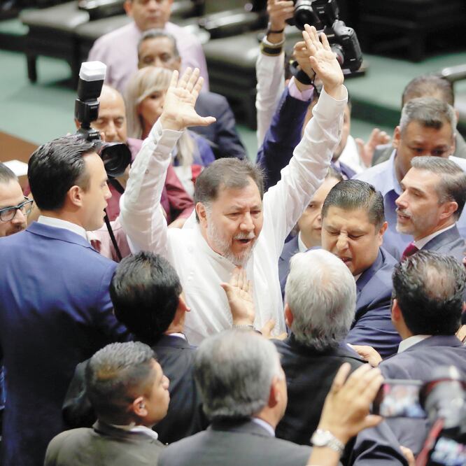 El diputado del PT Gerardo Fe rnández Noroña acusó que la panista Annia Sarahí Gómez le hizo señas que interpretó como groserías. IVÁN STEPHENS. EL UNIVERSAL