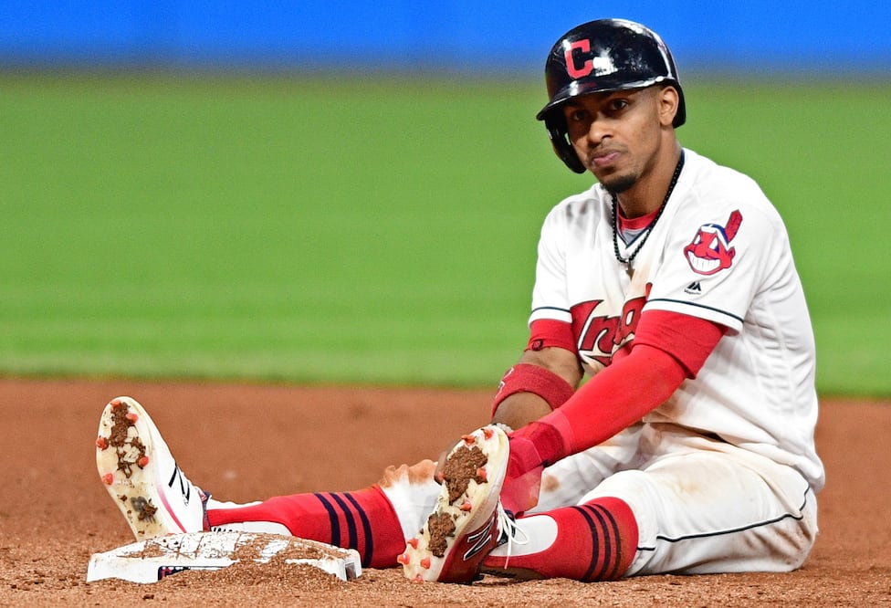 AP. Francisco Lindor de los Indios de Cleveland tras ser sacado out en segunda base