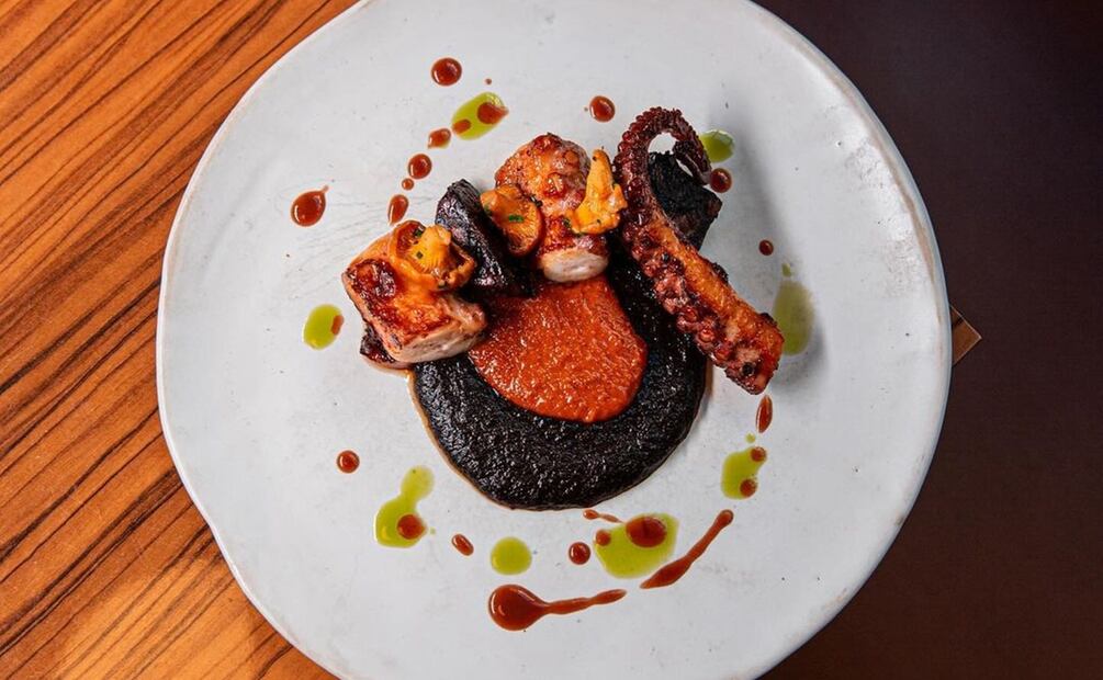 Restaurante Octe. Un platillo atemporal: el clásico pulpo de la casa con budín de recado negro estilo Yucatán. Foto: Instagram
