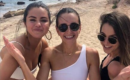 Selena Gomez luce curvas y cautiva con fotos en bikini