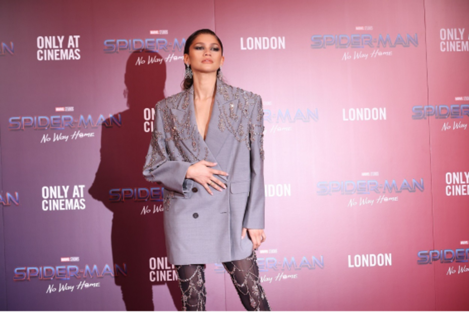Zendaya derrocha estilo con look de Alexander McQueen y pendientes en forma de telaraña