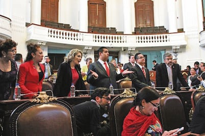 Designan a ex constituyentes para defender Carta Magna