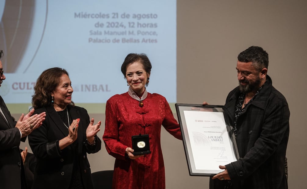 Lourdes Ambriz recibe medalla de Bellas Artes por su trayectoria musical. Fotos: Gabriel Pano/El Universal.
