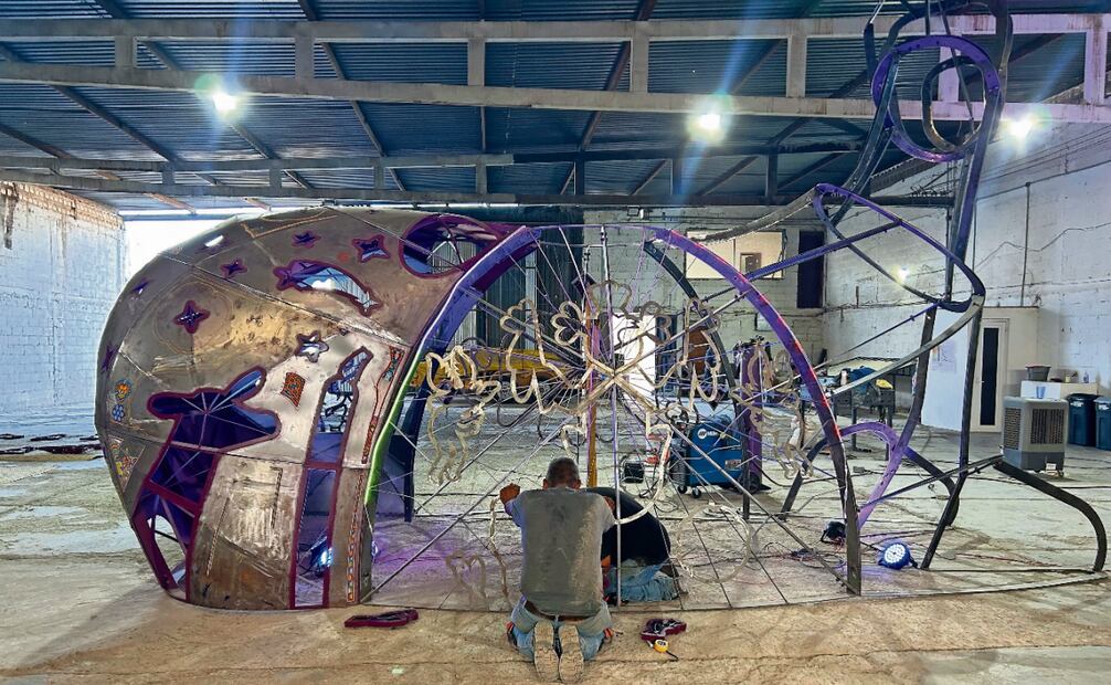 La estructura es de metal y la piel se creará con madera, fibra de vidrio y chaquiras. Foto: Francisco Rodríguez / EL UNIVERSAL