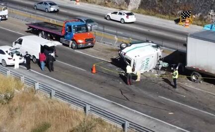 Tráiler con postes causa carambola y embiste ambulancia con paciente en la autopista México-Querétaro