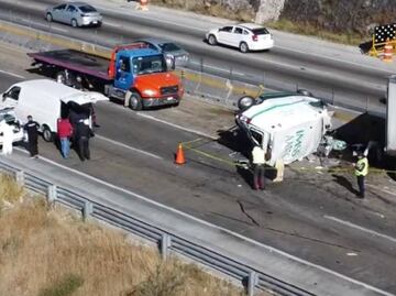 Tráiler con postes causa carambola y embiste ambulancia con paciente en la autopista México-Querétaro