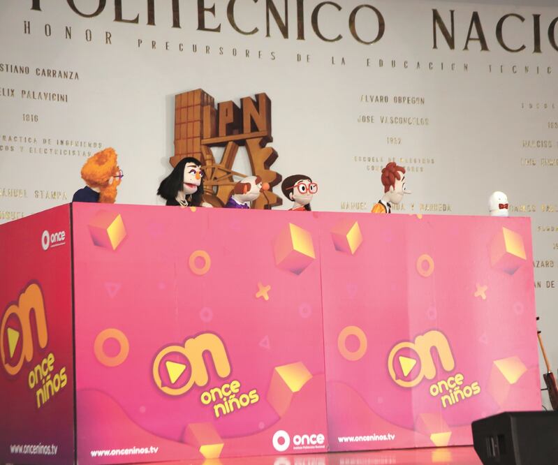 Los nuevos conductores, en forma de marionetas, debutarán el lunes. Foto: ARIANA HERRERA. EL UNIVERSAL