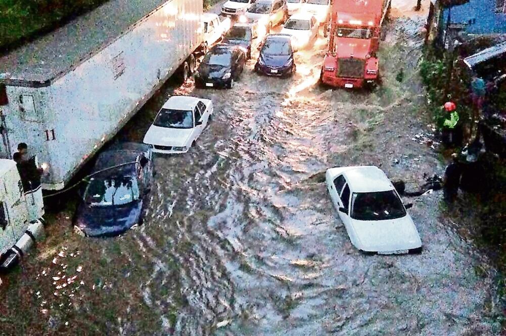 De acuerdo con el delegado de Cuajimalpa, Miguel Ángel Salazar, el bajo puente de la carretera México-Toluca quedó inundado debido a las lluvias que se registraron ayer (FOTO: ESPECIAL)