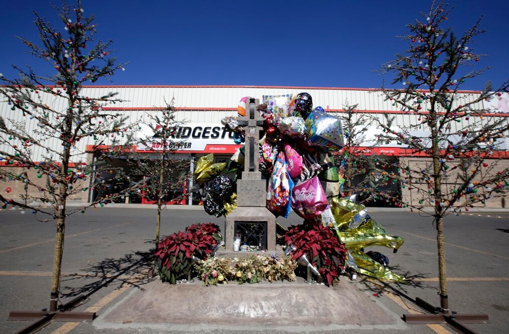 Uno de los cenotafios más conocidos en la entidad está en el estacionamiento del centro comercial City Club y corresponde a uno de los hijos de 'El Chapo' (LUIS CORTÉS. EL UNIVERSAL)