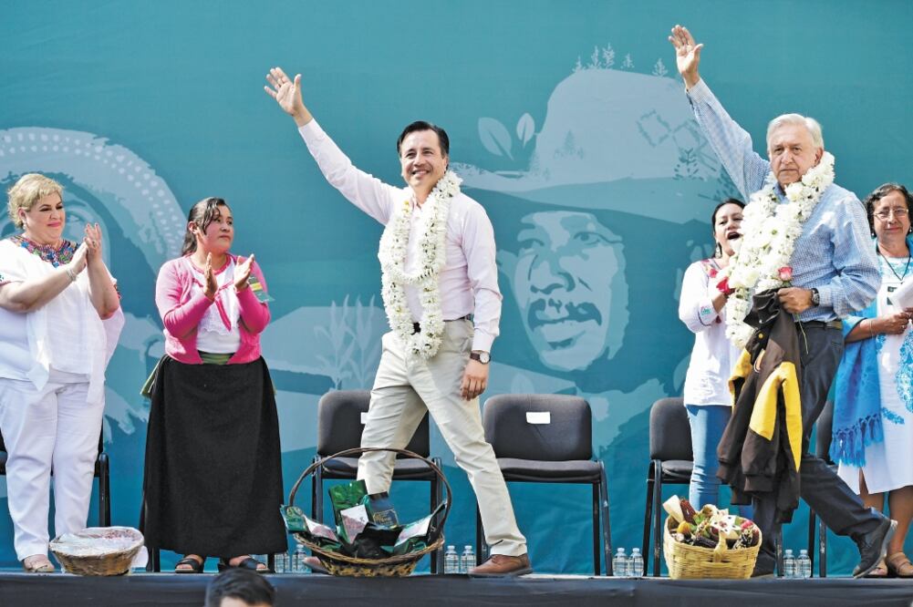 En la plaza 21 de Mayo, el gobernador de Veracruz, Cuitláhuac García, se comprometió con el presidente Andrés Manuel López Obrador a terminar el censo de Bienestar en la entidad, como lo hicieron Oaxaca, Guerrero y Chiapas. (PRESIDENCIA)