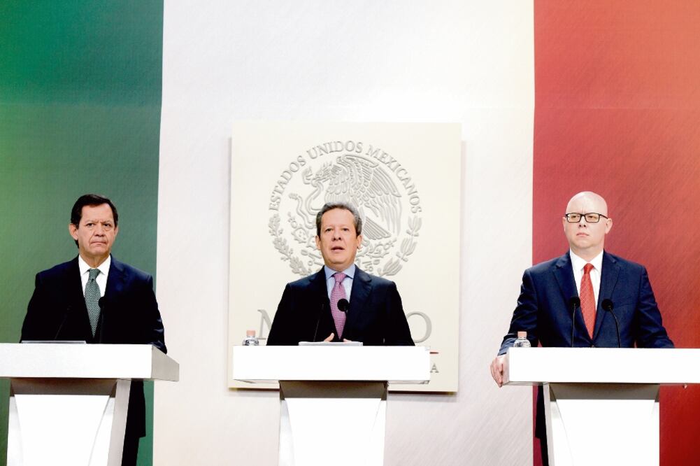 El vocero de la Presidencia de la República, Eduardo Sánchez (centro), afirmó que en este sexenio se rompieron récords en materia de economía, como la inflación más baja de la historia (PRESIDENCIA)