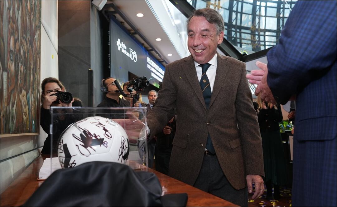 Emilio Azcárraga celebra el primer año del América en la BMV. FOTO: CORTESÍA