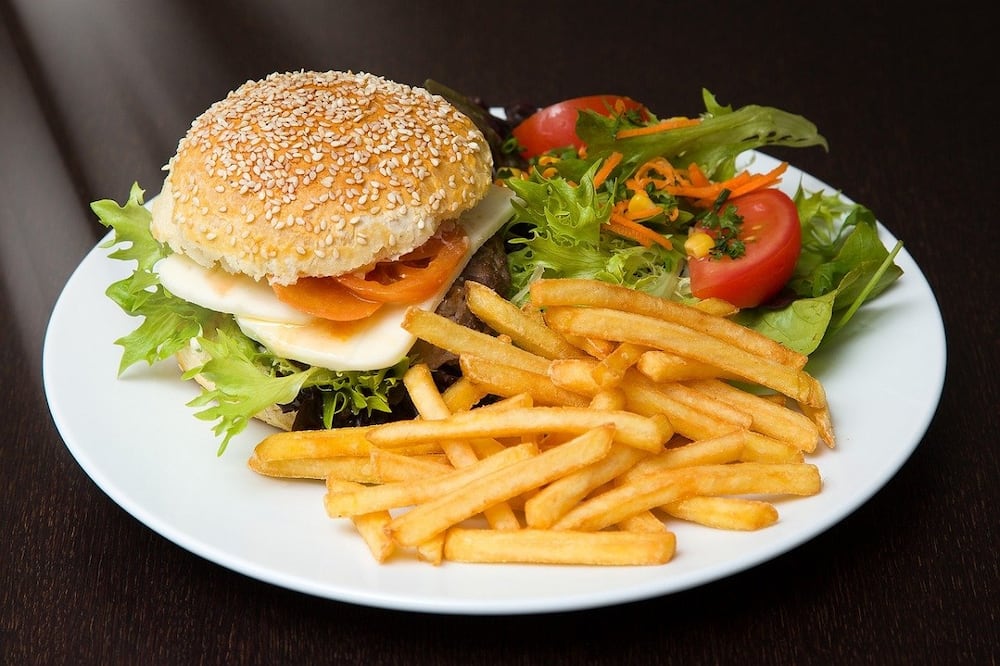 Cónsientelos con una hamburguesa Foto: Pixabay