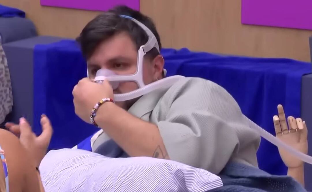 Paul Stanley usando oxígeno en "La casa de los famosos México".