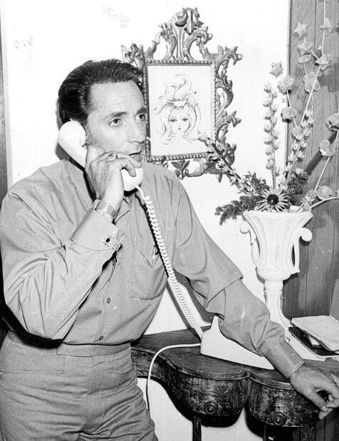 Julio Alemán, primer galán del cine nacional, durante una de las tantas llamadas telefónicas explicando la forma en que dos individuos ataron a su esposa e intentaron robar dinero, alhajas y documentos, todo con valor de 130 mil pesos.
Foto: Fototeca EL UNIVERSAL.