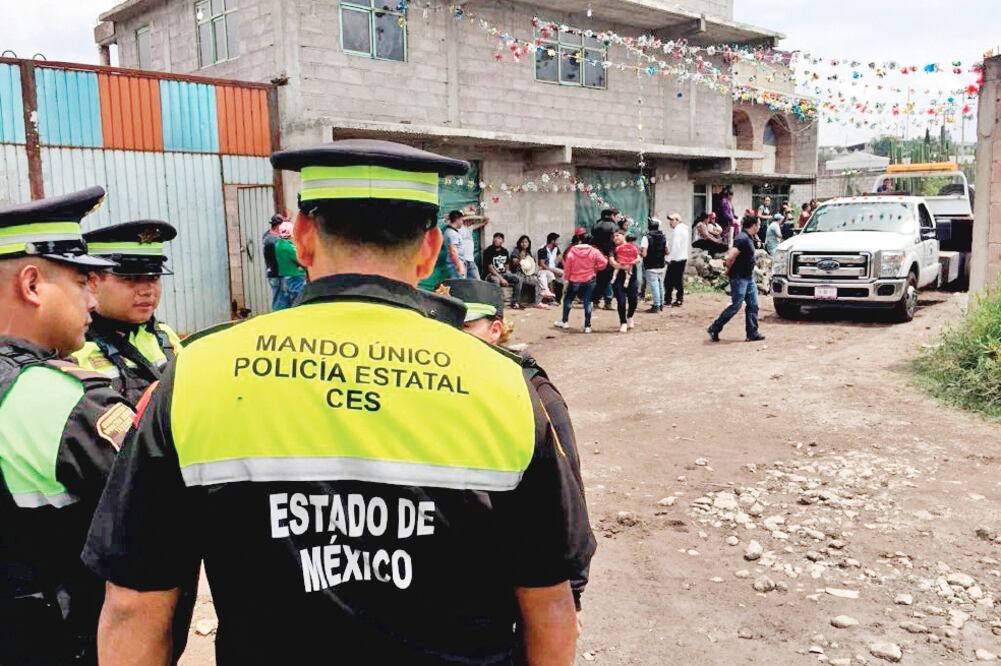 Vecinos plantearon a las autoridades “intercambiar ” a los agentes por los hombres detenidos por robo de hidrocarburo. (ESPECIAL)