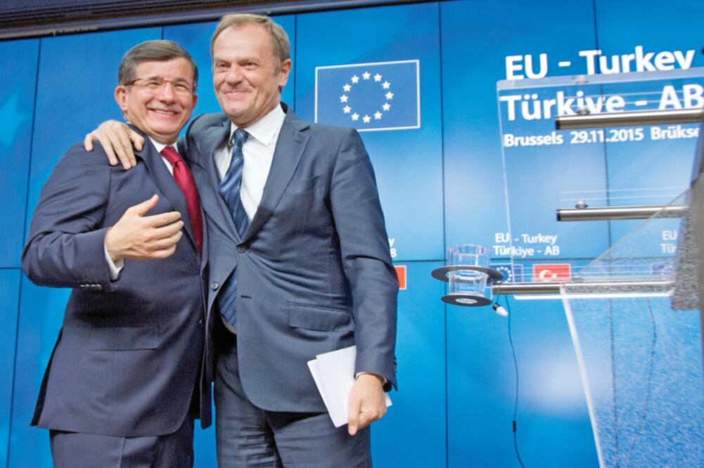 El premier turco, Ahmet Davutoglu, con Donald Tusk, presidente del Consejo Europeo, ayer en Bruselas (Especial)