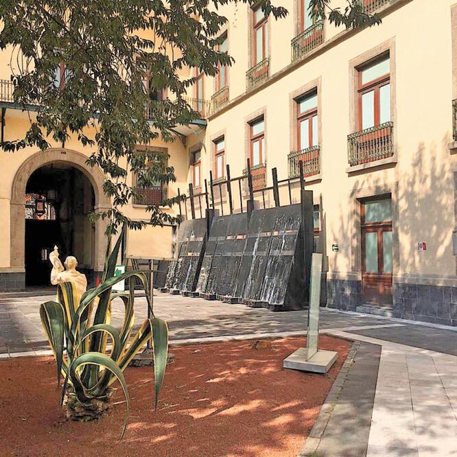 El Palacio Nacional será resguardado con puertas de metal con cristal blindado, para evitar actos de vandalismo. PEDRO VILLA Y CAÑA. EL UNIVERSAL