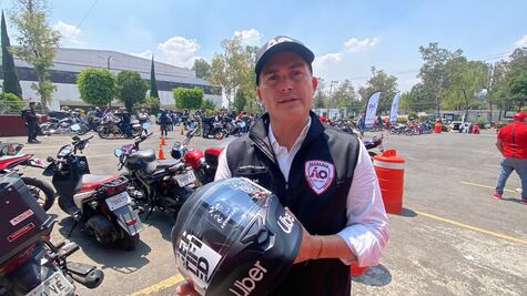 Alcaldía Álvaro Obregón entrega 250 cascos a repartidores de aplicación; buscan fomentar seguridad vial