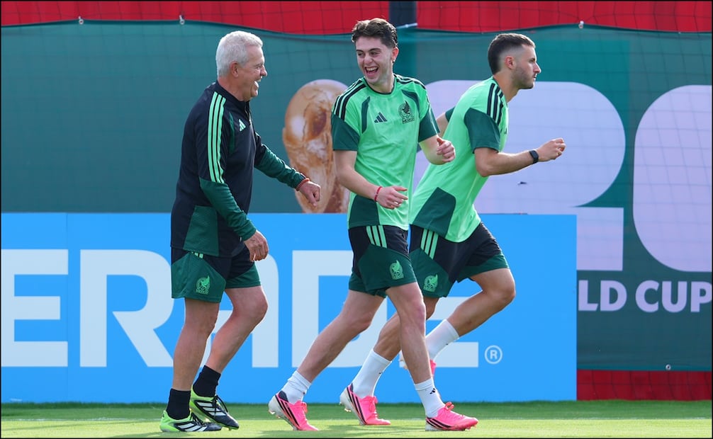 Javier Aguirre bromea con Brian Gutiérrez durante una práctica del Tricolor - Foto: Imago7