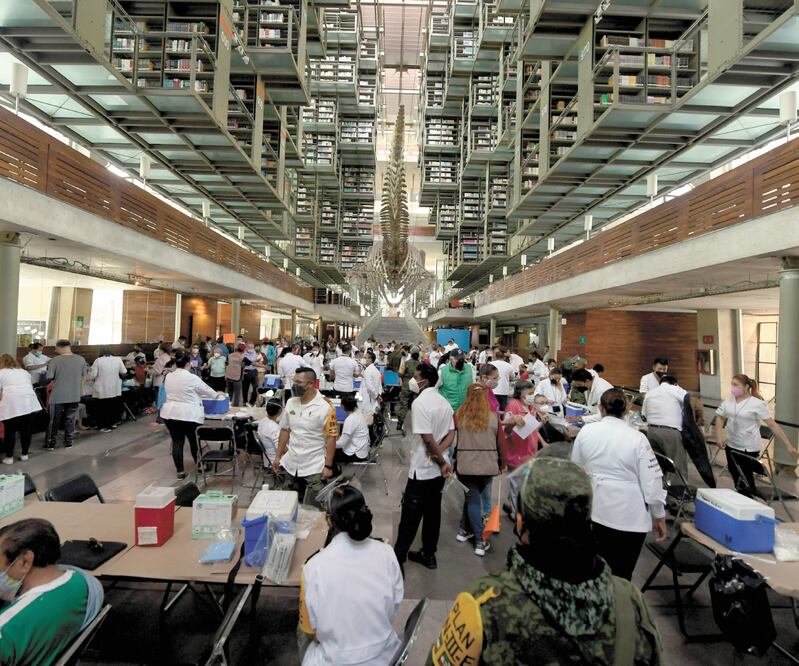 La Biblioteca Vasconcelos es utilizada como unidad de vacunación en la alcaldía Cuauhtémoc. Ayer, algunas personas llegaron a formarse desde las 04:00 horas. Foto: ARMANDO MARTÍNEZ. EL UNIVERSAL