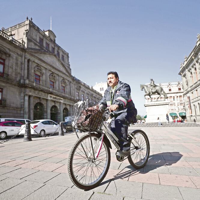Villalobos llega a las ocho de la mañana al Palacio Postal, en el Centro Histórico de la Ciudad de México, para alistar la correspondencia. ALEJANDRA LEYVA. EL UNIVERSAL