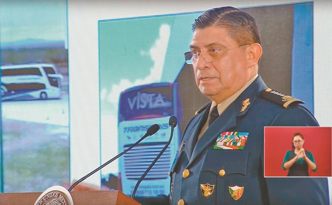 El titular de la Sedena, Luis Cresencio Sandoval, difundió imágenes de la revisión hecha al autobús en el que viajaban los migrantes desaparecidos en Reynosa, quienes, se presume, pudieron haber portado identificaciones falsas (ESPECIAL)