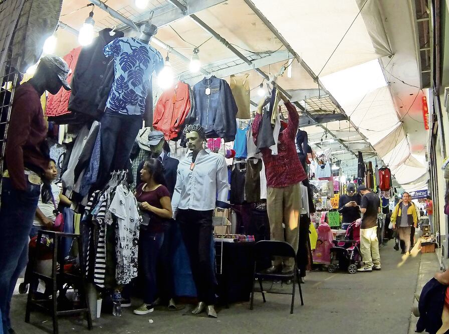 El comercio ambulante en la Ciudad de México es la consecuencia de políticas públicas mal aplicadas para generar fuentes de trabajo, consideran expertos en el tema. (LUIS CORTÉS. EL UNIVERSAL)