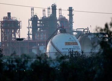 México reduce importación de gasolina de EU, reporta WSJ