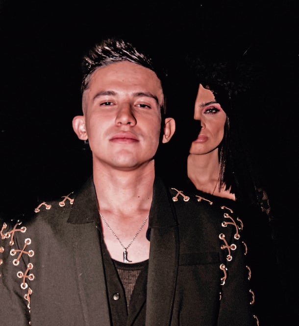 Aunque Valenzuela prefiere portar traje de charro, admira el trabajo de Peso Pluma y Natanael Cano.. Foto: Mariana Gagliardi / One Life Music