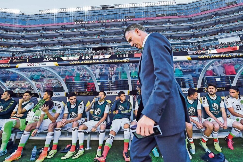 El técnico colombiano ha sido muy cuestionado por su sistema de jugar, en el que no le gusta repetir alineación y mantiene las famosas rotaciones. (ARCHIVO. EL UNIVERSAL)