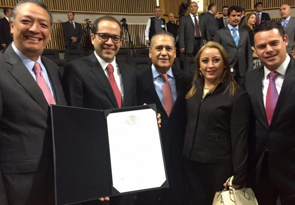 Ignacio Peralta recibe constancia de Gobernador. (Foto: Tomada de @PRI_Nacional)
