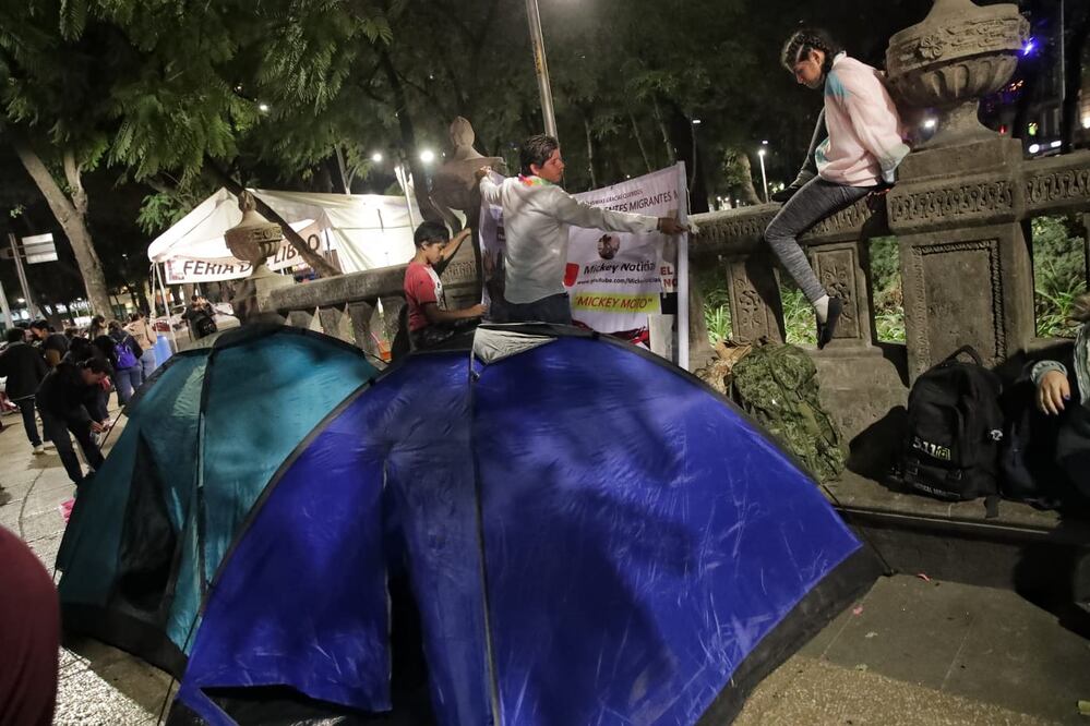 Simpatizantes de AMLO comienzan a llegar al ángel de la independencia para la marcha de mañana. Foto: Fernanda Rojas/EL UNIVERSAL
