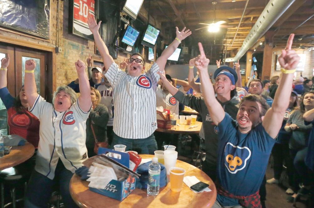 Más de un siglo tuvieron que esperar los seguidores de los Cubs para festejar en Ligas Mayores (CHARLES REX ARBOGAST. AP)