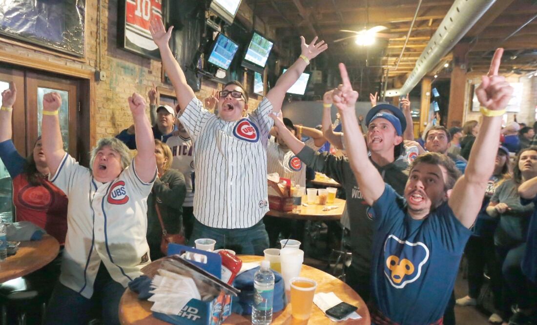 Más de un siglo tuvieron que esperar los seguidores de los Cubs para festejar en Ligas Mayores (CHARLES REX ARBOGAST. AP)