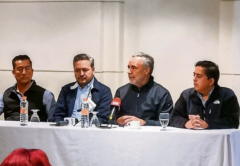 Alfonso Ramírez Cuéllar (segundo de der. a izq.) dice que los temas hídricos forman parte fundamental de la agenda de la transformación en el país. Foto: Especial