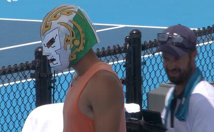 VIDEO: Le regalan máscara de luchador a Carlos Alcaraz en Cincinnati; el español es captado con la tapa de Dr. Wagner Jr.
