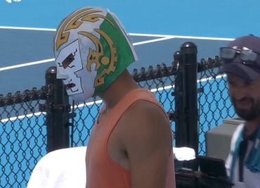 VIDEO: Le regalan máscara de luchador a Carlos Alcaraz en Cincinnati; el español es captado con la tapa de Dr. Wagner Jr.