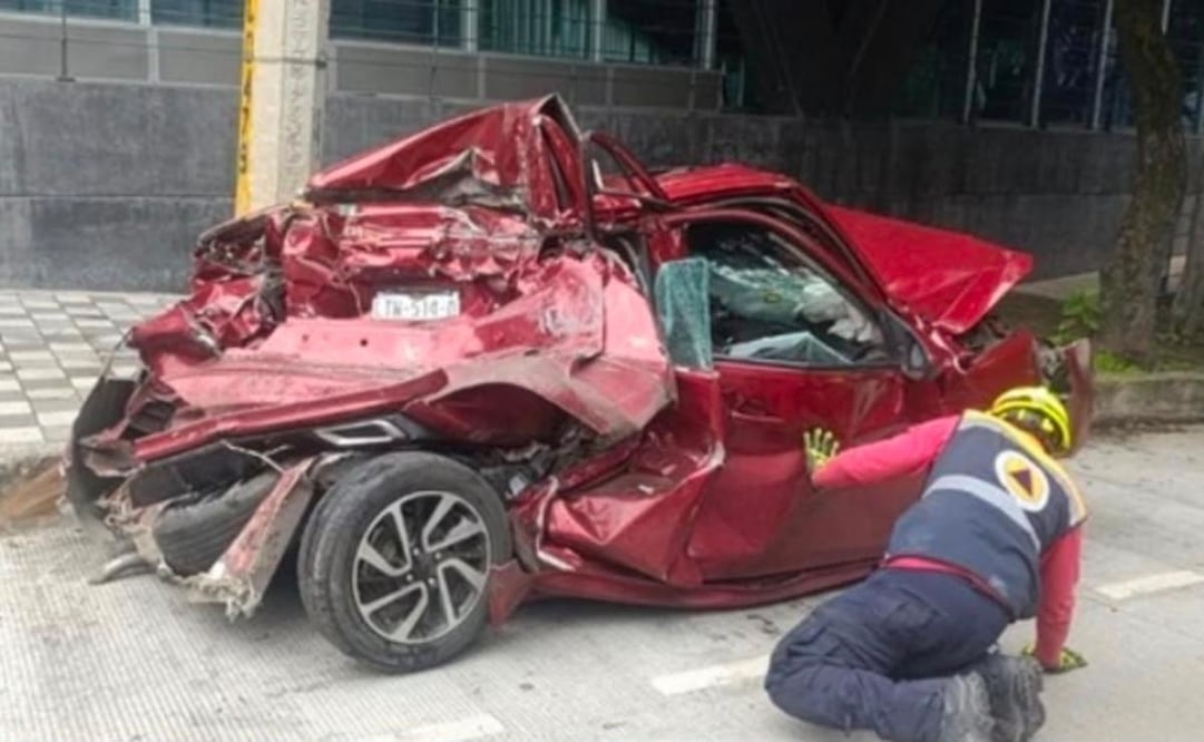 Dos personas resultaron lesionadas luego de que el vehículo particular en el que viajaban quedara prensado entre dos tráileres. | Foto: Especial.