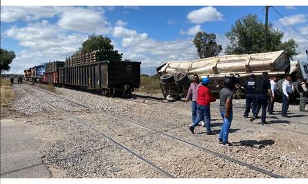 Tráiler busca ganarle paso a tren en Tecámac pero no lo logra; termina volcado