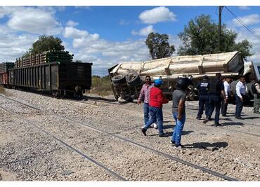 Tráiler busca ganarle paso a tren en Tecámac pero no lo logra; termina volcado
