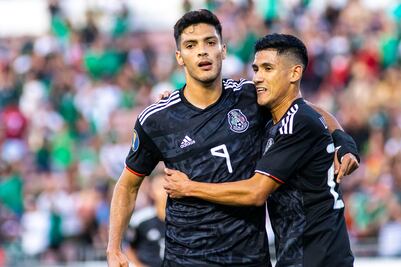 Goleada sobre Cuba hace olvidar al Chicharito