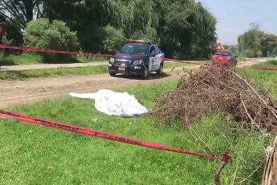 Abandonan cadáver de mujer semidesnudo y degollado en Edomex
