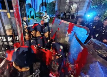 Encapuchadas trepan rejas de Segob en protesta por víctima; “entreguen a los militares que violaron a mi hija”, exigen
