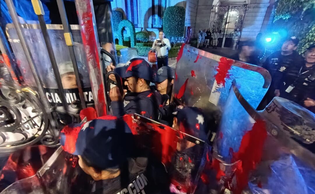 Cuatro mujeres que aseguran ser defensoras y piden justicia por el caso Holi Yash, una pequeña de 12 años que fue violada en 2019, intentaron meterse a la secretaría de gobernación para que fueran atendidas y fueron detenidas por integrantes mujeres de guardia nacional y ejército. Fotos: de Juan Boites