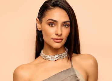 Renata Notni apuesta por un traje masculino con bermudas y tacones blancos